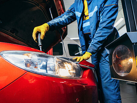 Beleuchtung im Winter – alles Wichtige über Scheinwerferpflege & Lichttests